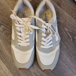 STEVE MADDEN TENNIS SHOES